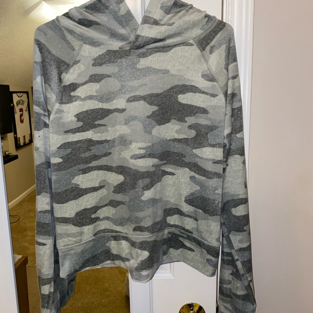 camo cropped hoodie